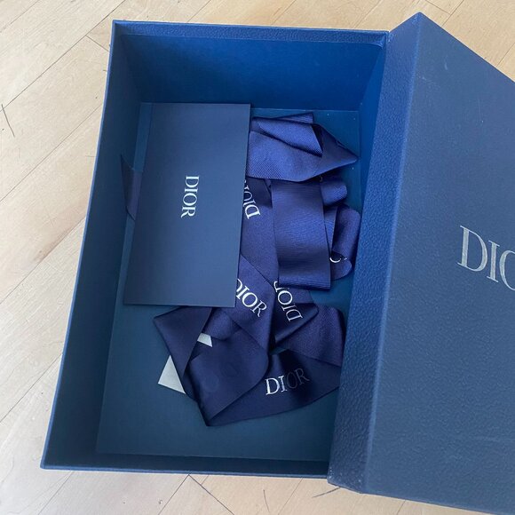DIOR Empty Shoe Box storage includes ribbon and folder - Picture 3 of 5